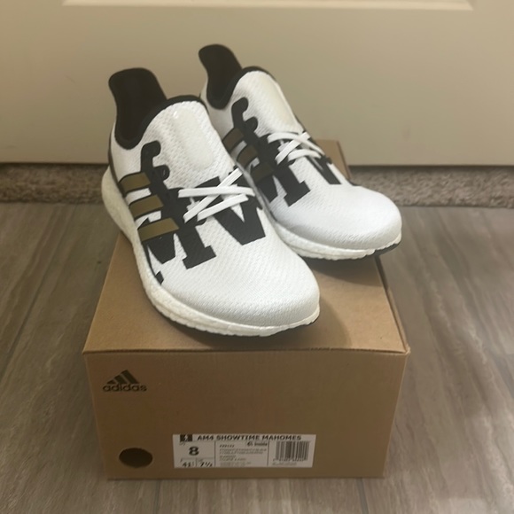 showtime mahomes shoes